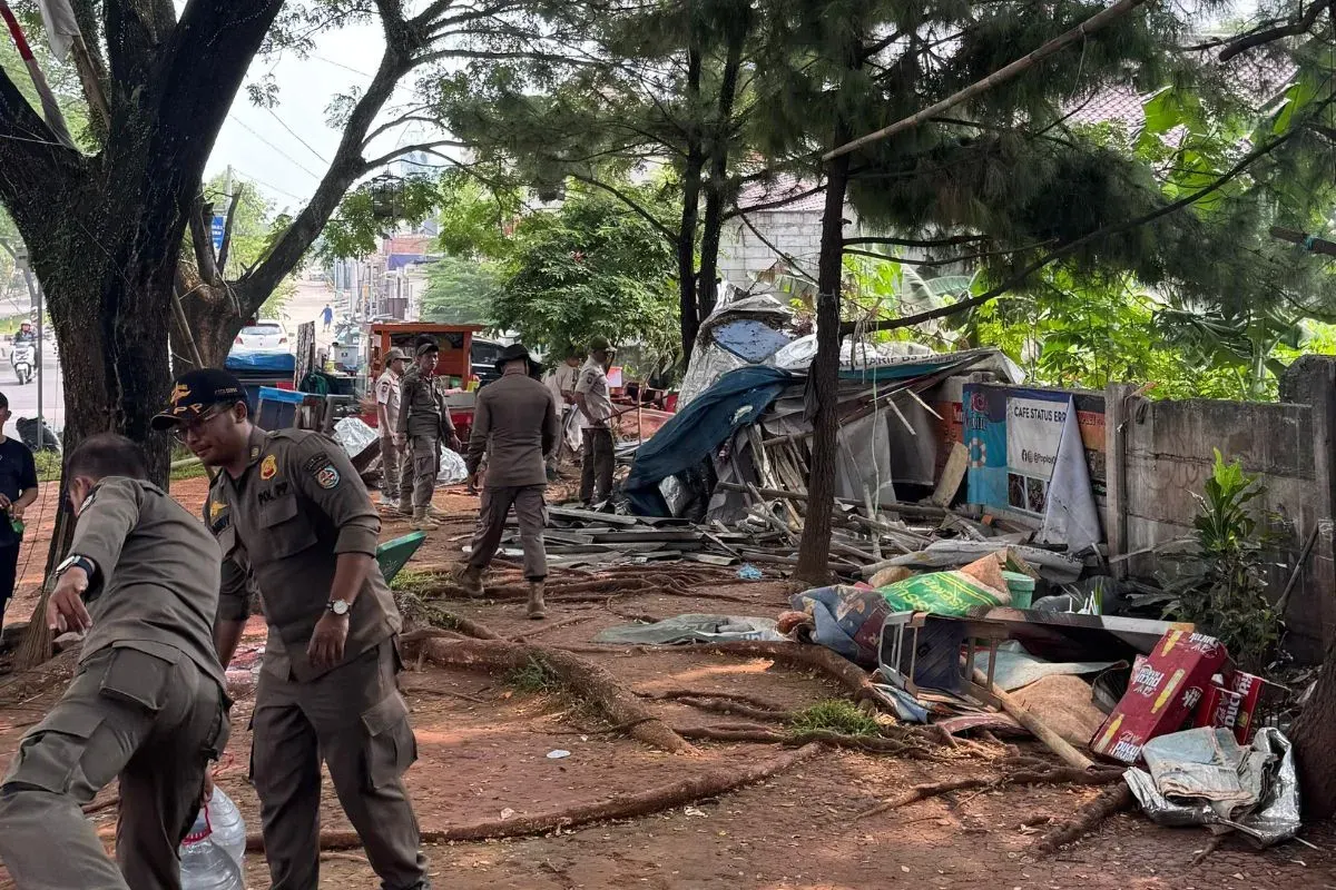 Petugas Satpol PP Kota Depok menertibkan para lapak PKL di sepanjang Jalan Raya Boulevard Sukmajaya, Rabu, 17 September 2025. (Sumber: Dok. Satpol PP Kota Depok)