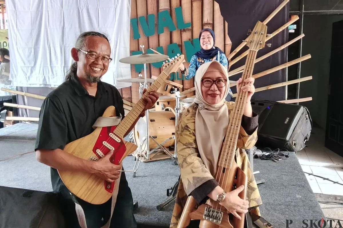 Virageawi Indonesia dan Dinas Koperasi Bandung Barat menunjukan hasil karya penyandang disabilitas di Jalan Raya Batujajar, Kabupaten Bandung Barat, Rabu, 17 September 2025. (Sumber: Poskota/Gatot Poedji Utomo)