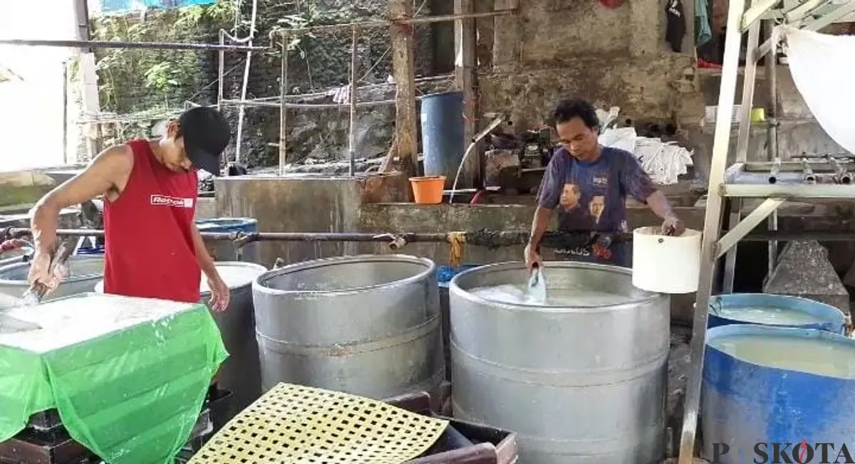 Pelaku usaha tempe dan tahu di Pandeglang, saat melakukan produksi. (Sumber: POSKOTA | Foto: Samsul Fatoni)