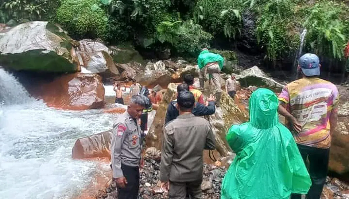 Petugas saat mengevakuasi jenazah pria yang ditemukan di Curug 1000, Kecamatan Pamijahan, Kabupaten Bogor. (Sumber: Dok BPBD Kabupaten Bogor)