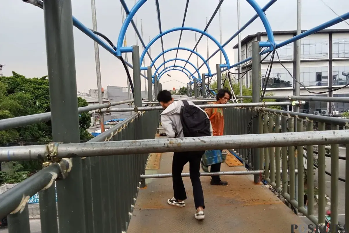 Kondisi JPO di Jalan Daan Mogot kilometer 11, Cengkareng, Jakarta Barat, mengalami kerusakan sejak beberapa bulan belakangan. (Sumber: Poskota/Pandi Ramedhan)