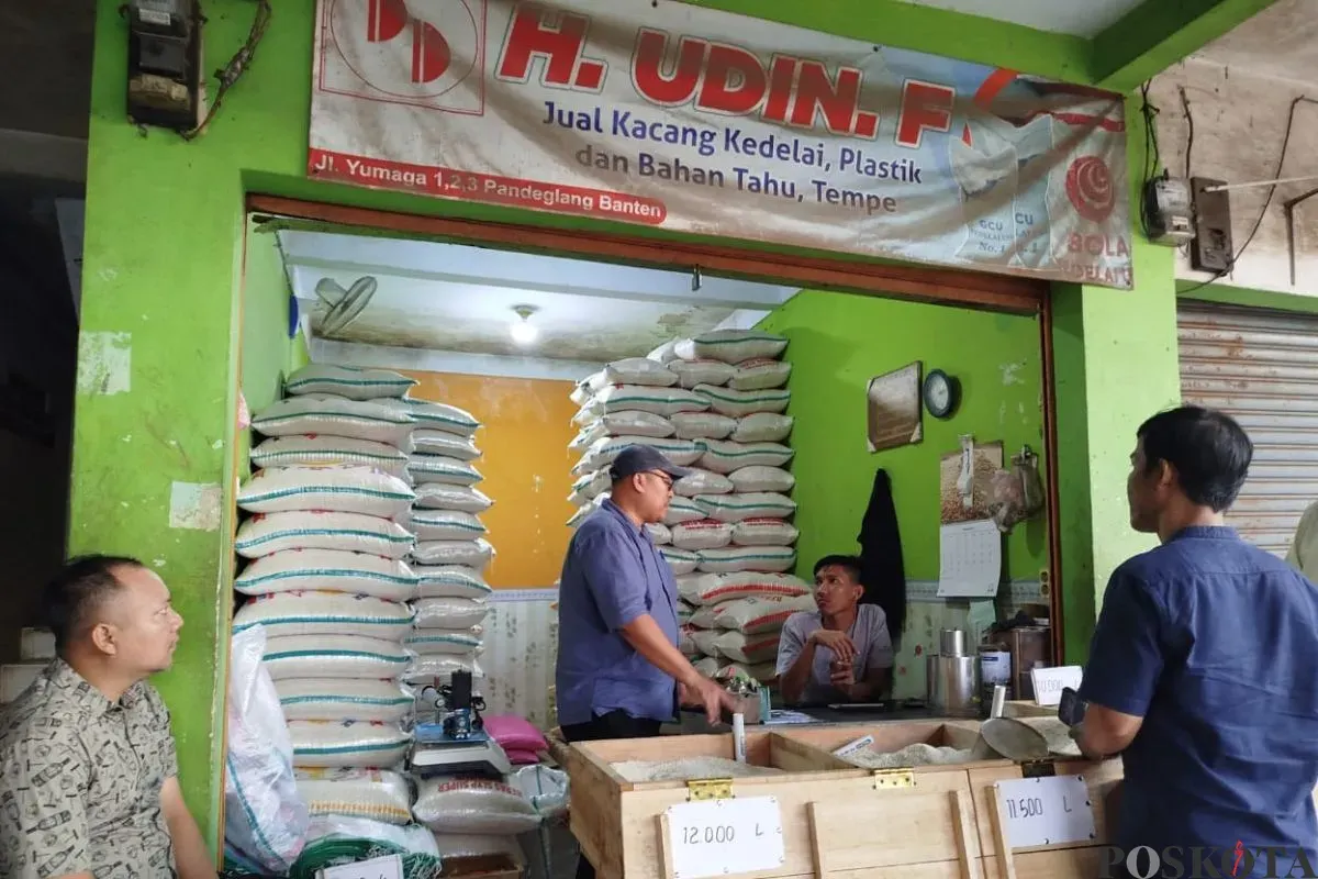 Penjual kacang kedelai di Kabupaten Pandeglang. (Sumber: Poskota/Samsul Fatoni)