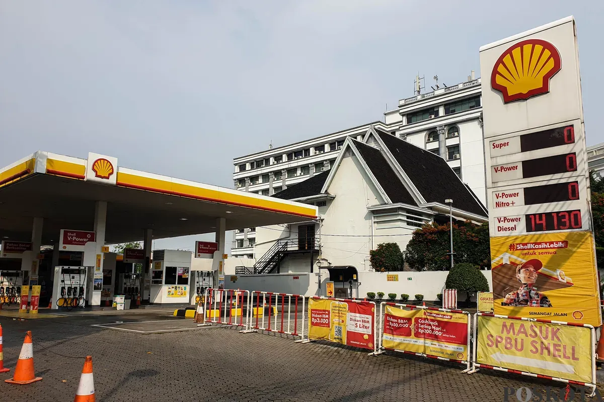 Pengendara melintas di depan Stasiun Pengisian Bahan Bakar Umum (SPBU) Shell di kawasan Cikini dan Menteng, Jakarta, Selasa, 16 September 2025. (Sumber: Poskota/Bilal Nugraha Ginanjar)