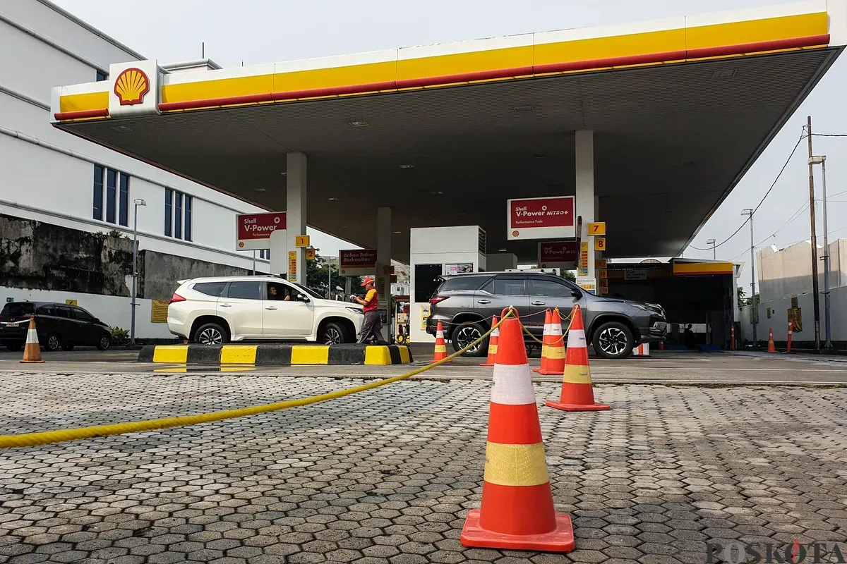 Pengendara melintas di depan Stasiun Pengisian Bahan Bakar Umum (SPBU) Shell di kawasan Cikini dan Menteng, Jakarta, Selasa, 16 September 2025. (Sumber: Poskota/Bilal Nugraha Ginanjar)