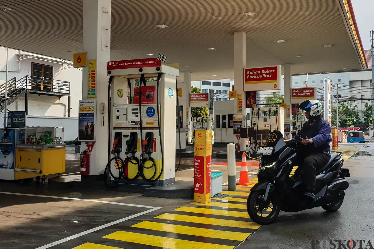 Pengendara melintas di depan Stasiun Pengisian Bahan Bakar Umum (SPBU) Shell di kawasan Cikini dan Menteng, Jakarta, Selasa, 16 September 2025. (Sumber: Poskota/Bilal Nugraha Ginanjar)