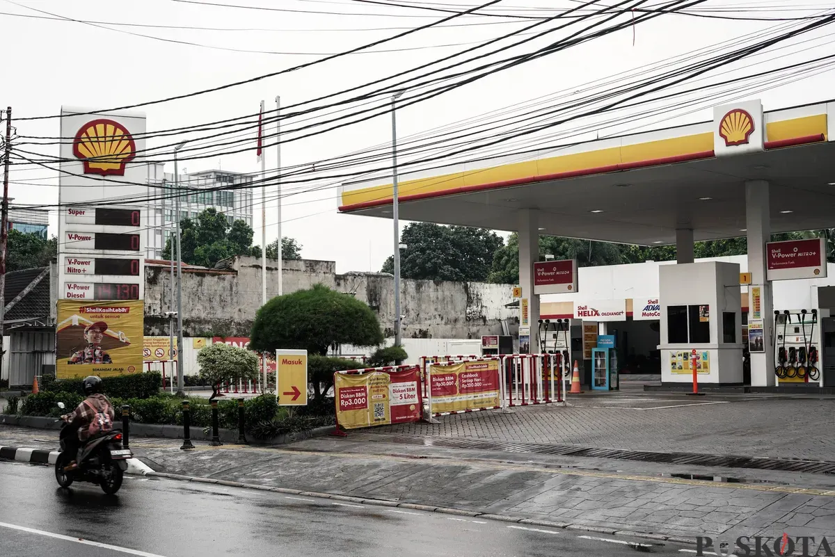 Pengendara melintas di depan Stasiun Pengisian Bahan Bakar Umum (SPBU) Shell di kawasan Cikini dan Menteng, Jakarta, Selasa, 16 September 2025. (Sumber: Poskota/Bilal Nugraha Ginanjar)