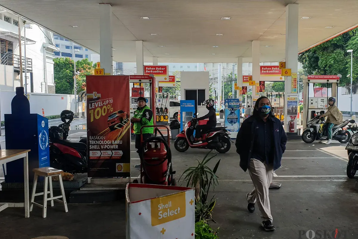 Pengendara melintas di depan Stasiun Pengisian Bahan Bakar Umum (SPBU) Shell di kawasan Cikini dan Menteng, Jakarta, Selasa, 16 September 2025. (Sumber: Poskota/Bilal Nugraha Ginanjar)