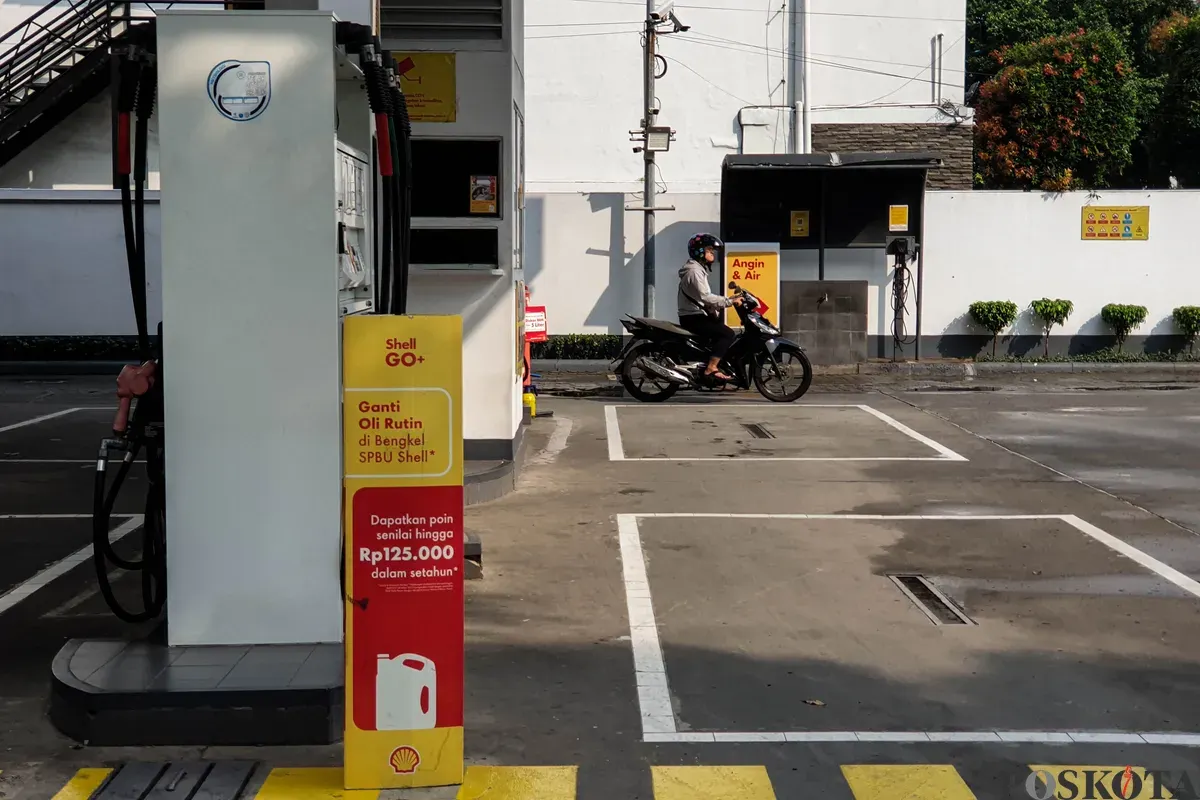 Pengendara melintas di depan Stasiun Pengisian Bahan Bakar Umum (SPBU) Shell di kawasan Cikini dan Menteng, Jakarta, Selasa, 16 September 2025. (Sumber: Poskota/Bilal Nugraha Ginanjar)