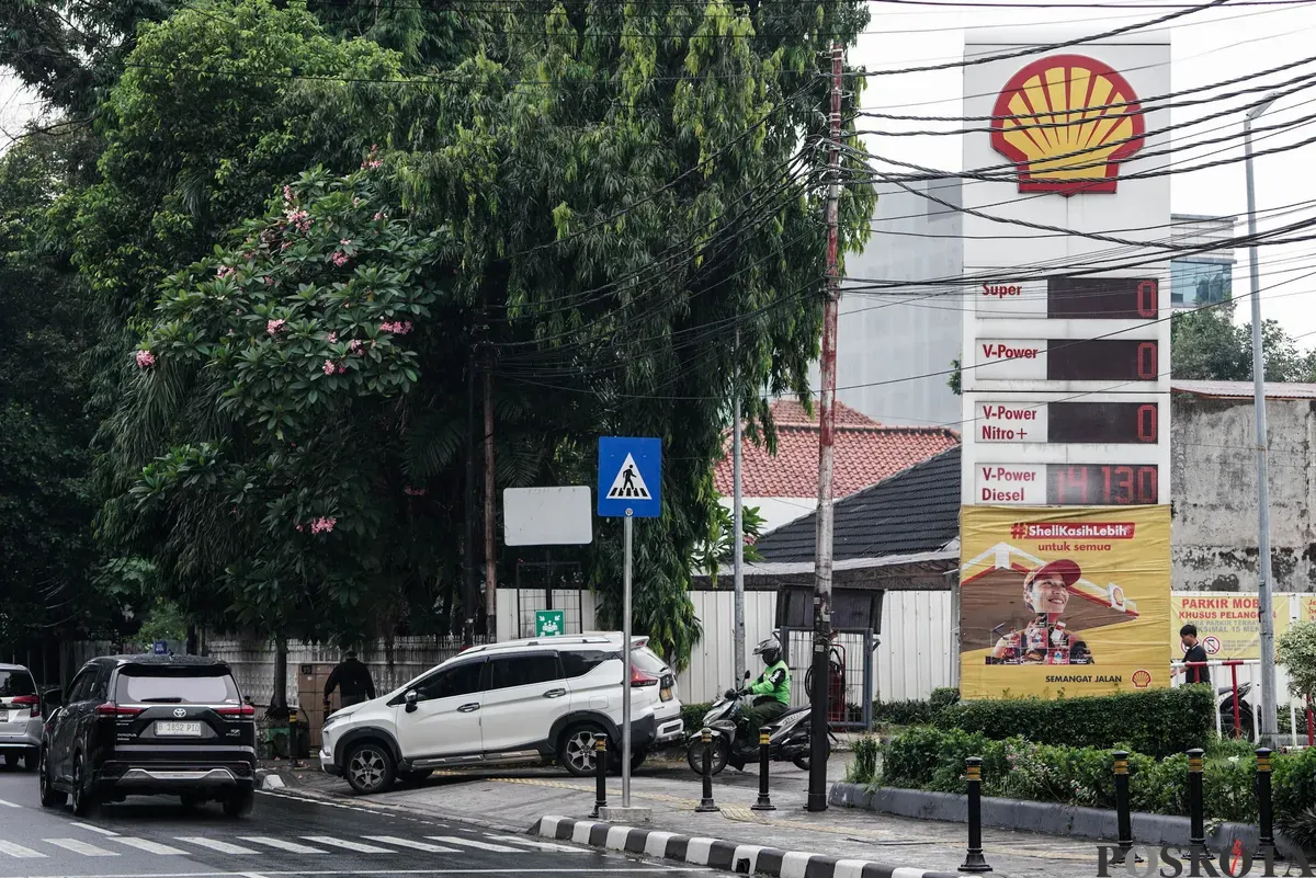 Pengendara melintas di depan Stasiun Pengisian Bahan Bakar Umum (SPBU) Shell di kawasan Cikini dan Menteng, Jakarta, Selasa, 16 September 2025. (Sumber: Poskota/Bilal Nugraha Ginanjar)