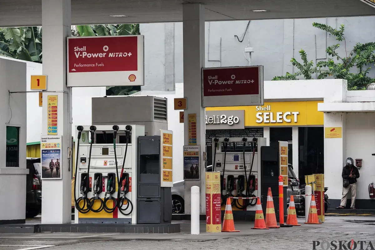 Pengendara melintas di depan Stasiun Pengisian Bahan Bakar Umum (SPBU) Shell di kawasan Cikini dan Menteng, Jakarta, Selasa, 16 September 2025. (Sumber: Poskota/Bilal Nugraha Ginanjar)