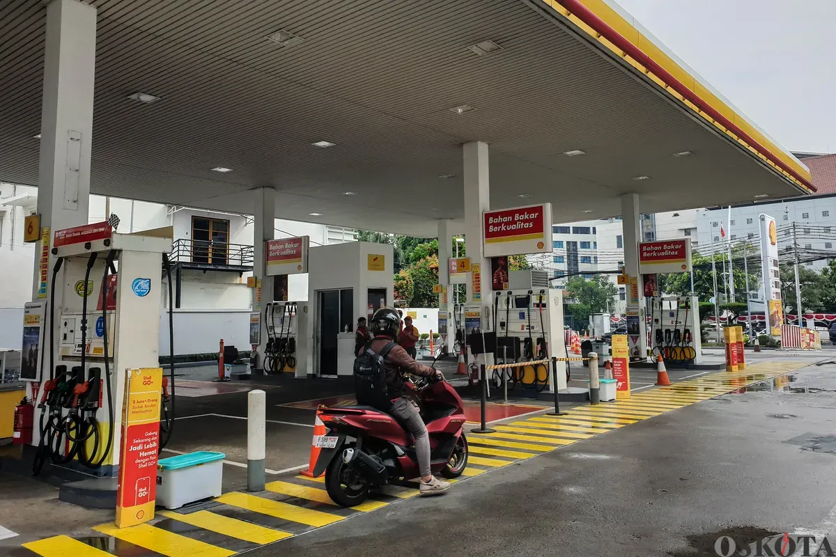 Pengendara melintas di depan Stasiun Pengisian Bahan Bakar Umum (SPBU) Shell di kawasan Cikini dan Menteng, Jakarta, Selasa, 16 September 2025. (Sumber: Poskota/Bilal Nugraha Ginanjar)