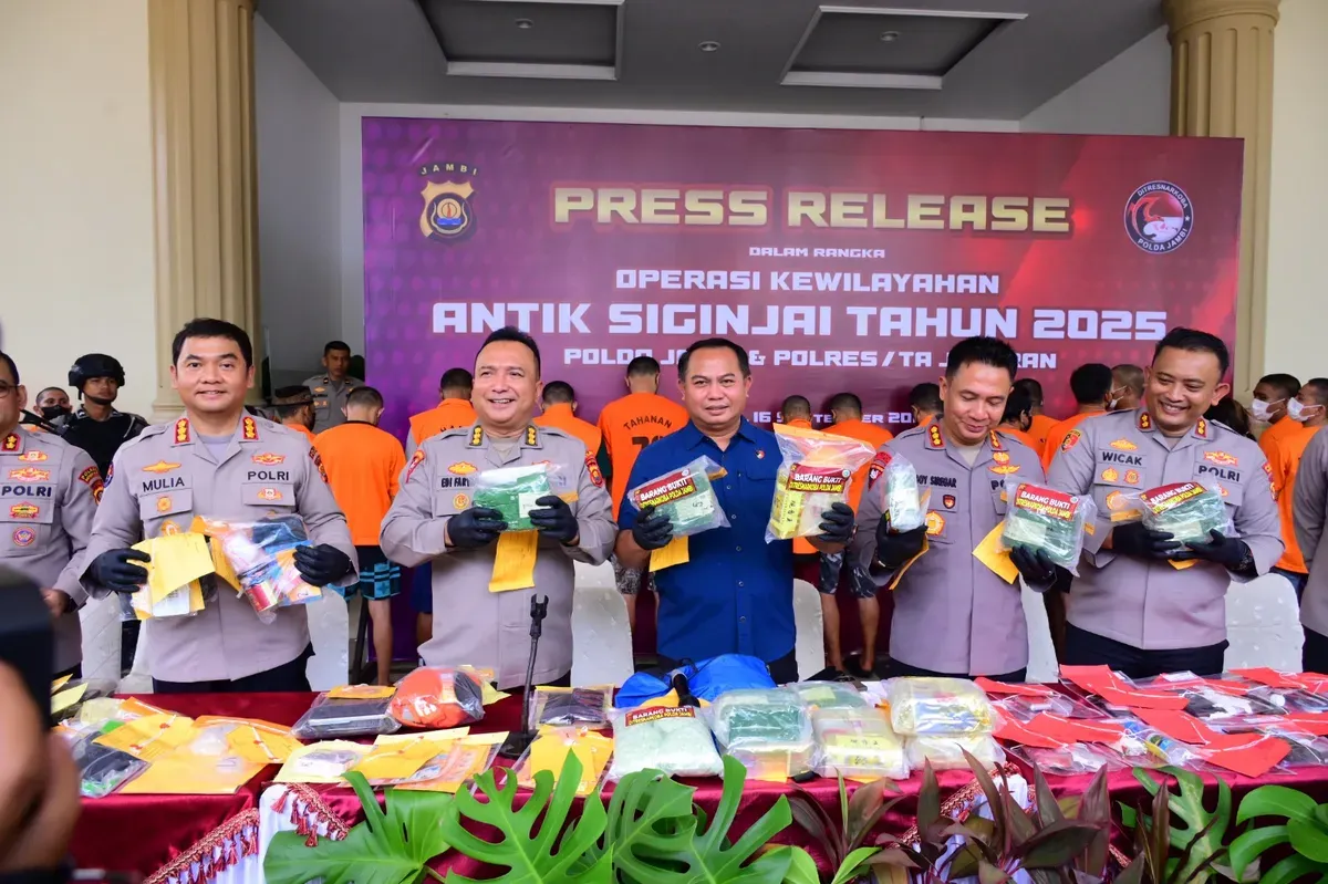 Polda Jambi menggelar konferensi pers terkait 116 kasus peredaran gelap narkotika dan menangkap 247 tersangka dalam Operasi Antik Siginjai 2025. (Sumber: Polda Jambi)