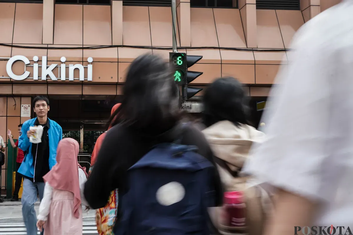 Warga menyeberang jalan menggunakan pelican crossing di sisi timur Stasiun Cikini, Jakarta, Senin, 15 September 2025. (Sumber: Poskota/Bilal Nugraha Ginanjar)