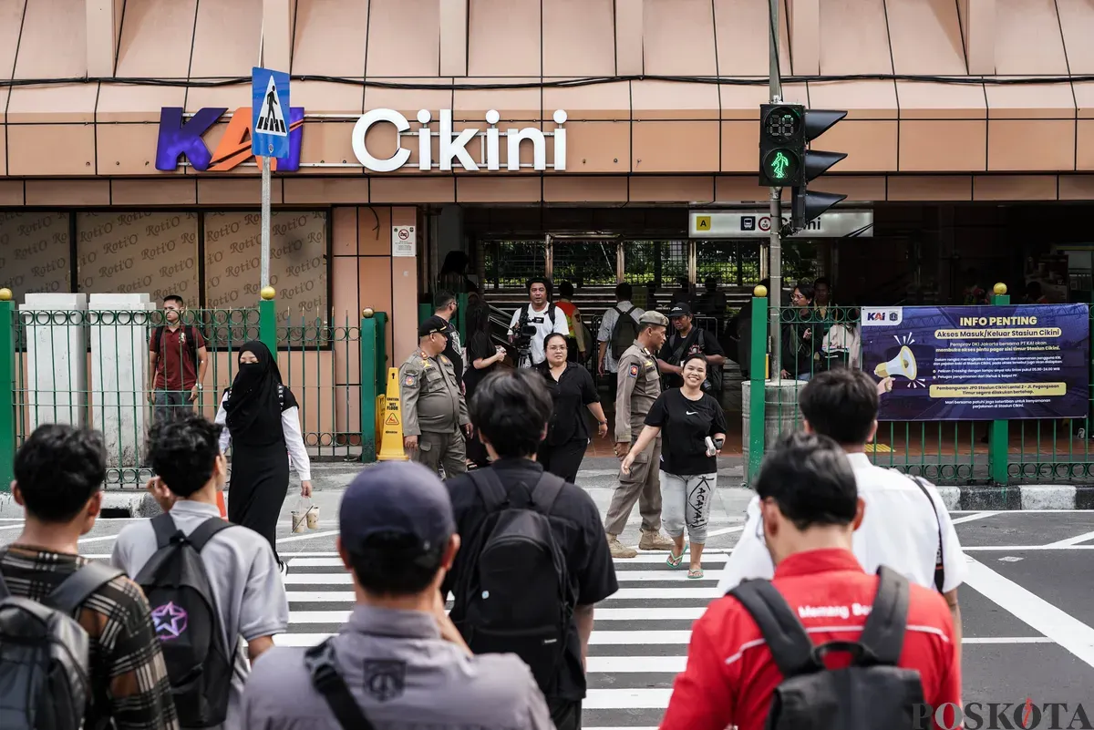 Warga menyeberang jalan menggunakan pelican crossing di sisi timur Stasiun Cikini, Jakarta, Senin, 15 September 2025. (Sumber: Poskota/Bilal Nugraha Ginanjar)