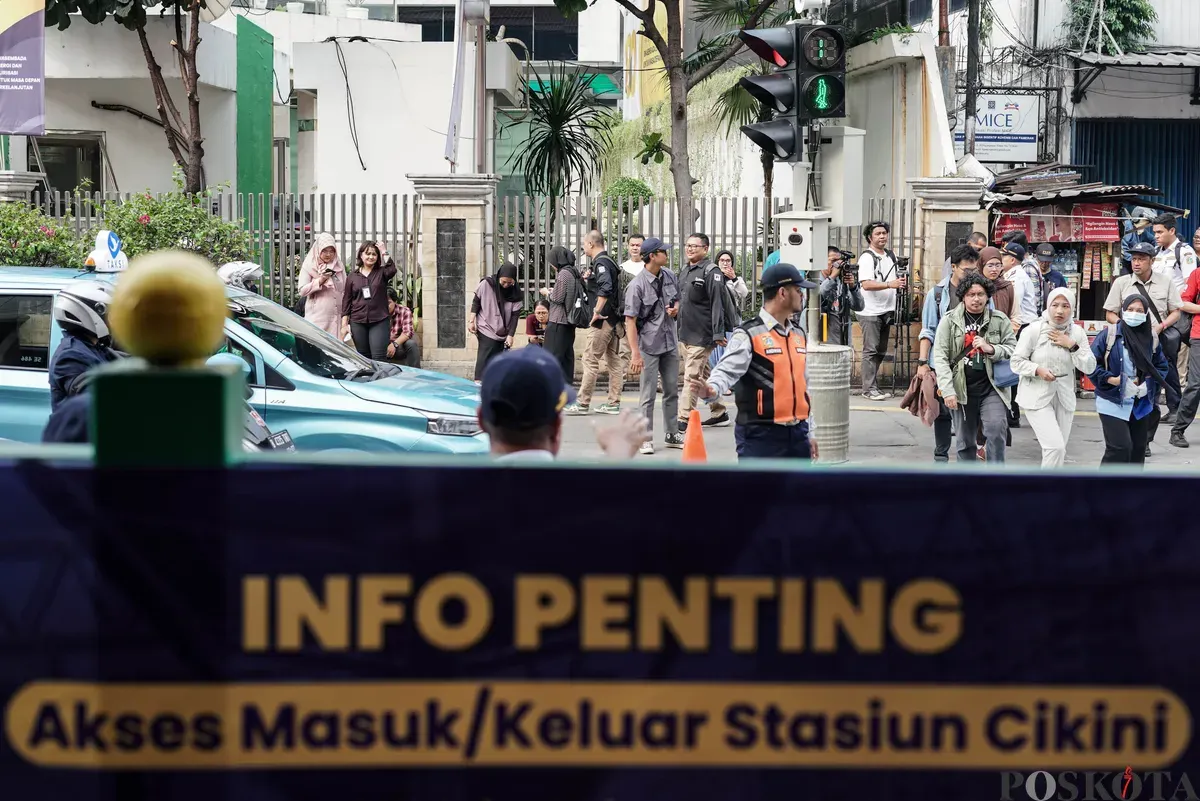 Warga menyeberang jalan menggunakan pelican crossing di sisi timur Stasiun Cikini, Jakarta, Senin, 15 September 2025. (Sumber: Poskota/Bilal Nugraha Ginanjar)
