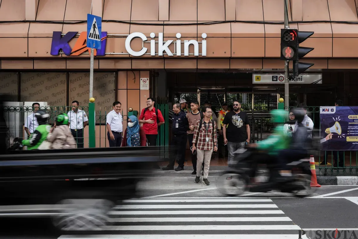 Warga menyeberang jalan menggunakan pelican crossing di sisi timur Stasiun Cikini, Jakarta, Senin, 15 September 2025. (Sumber: Poskota/Bilal Nugraha Ginanjar)