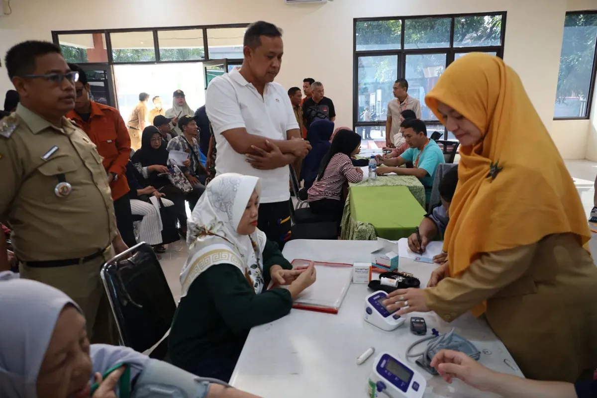 Wali Kota Bekasi, Tri Adhianto menghadiri pembagian KKS kepada penerima manfaat di Kelurahan Kota Baru, Kecamatan Bekasi Barat, Rabu, 17 September 2025. (Sumber: Dok. Pemkot Bekasi)