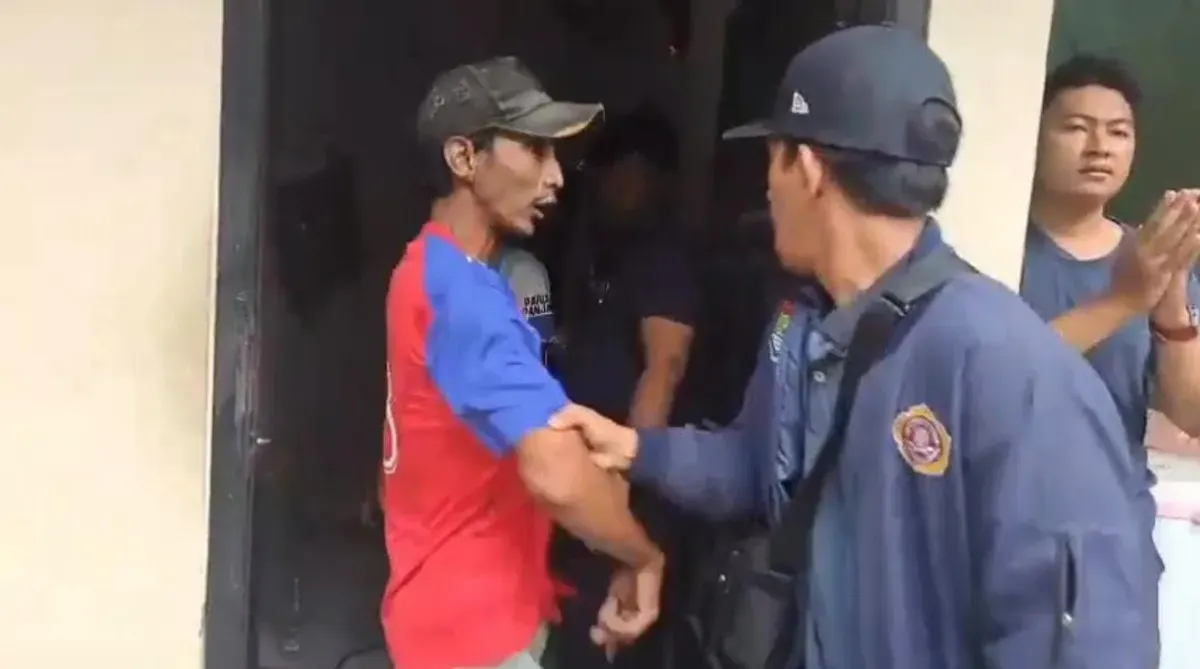 Warga memarahi petugas Dishub akibat penumpukan truk tambang di jembatan perbatasan Bogor–Tangerang. (Sumber: Istimewa)