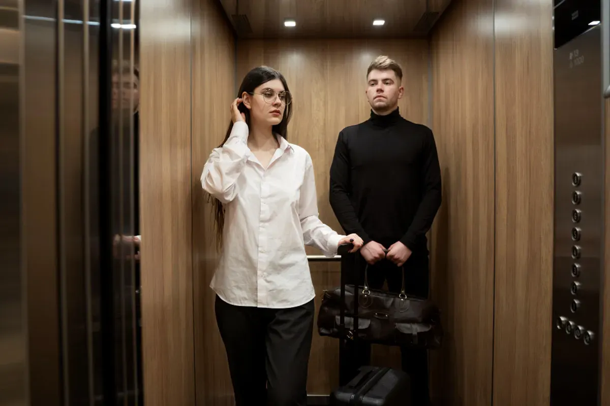 Ilustrasi. Tren edit foto pasangan di dalam lift dengan menggunakan Gemini AI (Sumber: Freepik)