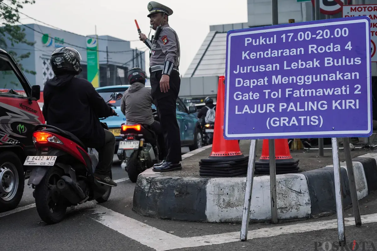 Pengendara mobil dan motor terjebak kemacetan di kawasan Jalan TB Simatupang, Jakarta, Selasa, 16 September 2025. (Sumber: Poskota/Bilal Nugraha Ginanjar)