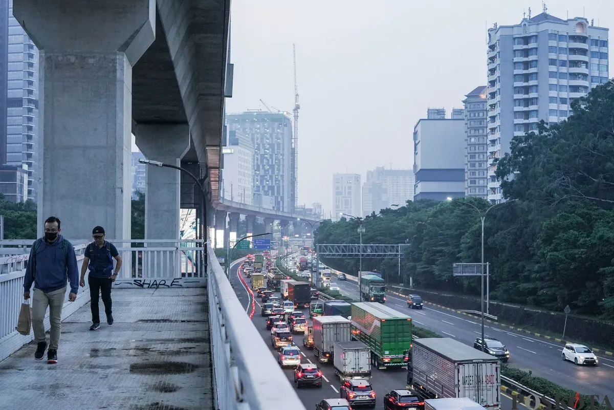 Pengendara mobil dan motor terjebak kemacetan di kawasan Jalan TB Simatupang, Jakarta, Selasa, 16 September 2025. (Sumber: Poskota/Bilal Nugraha Ginanjar)