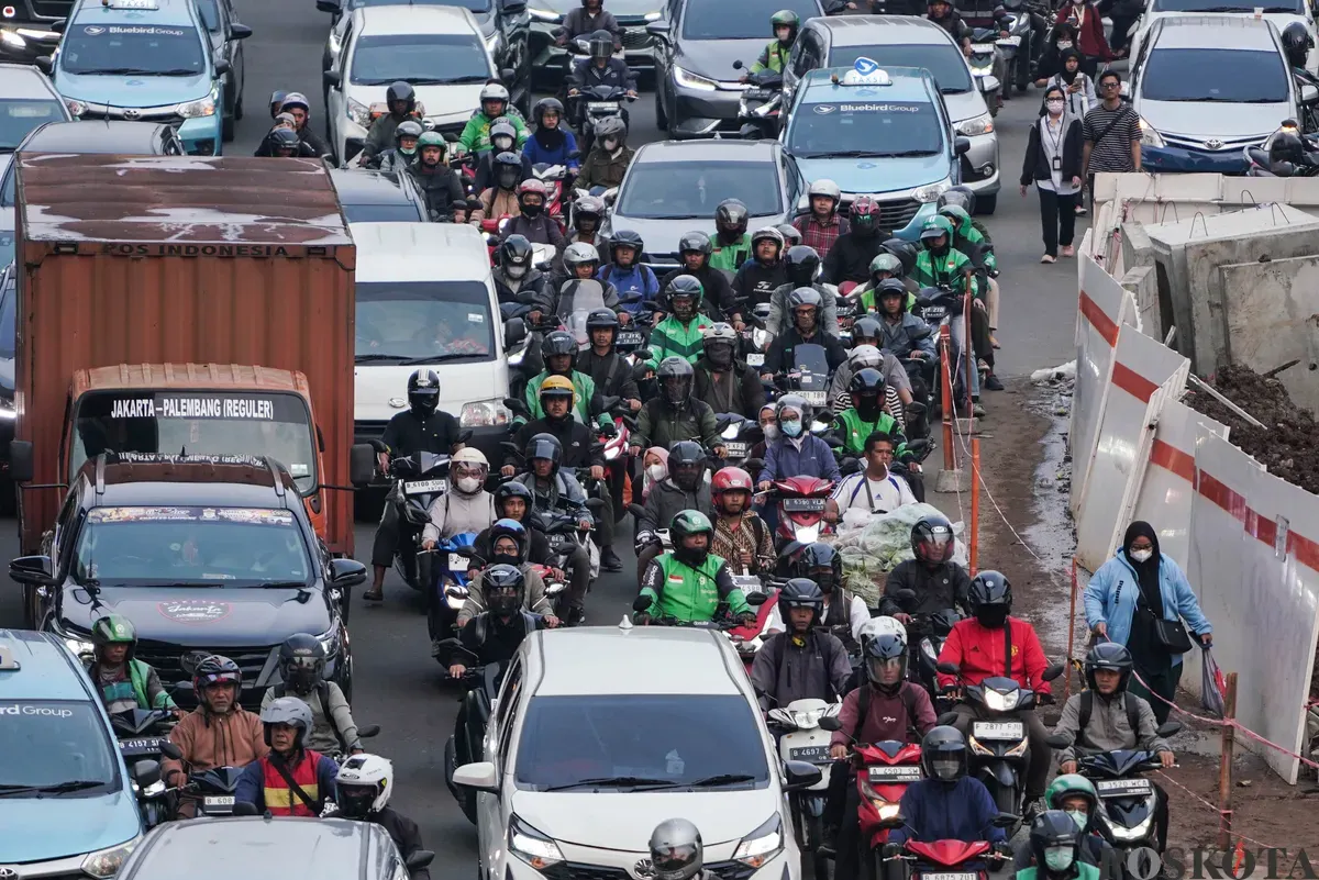 Pengendara mobil dan motor terjebak kemacetan di kawasan Jalan TB Simatupang, Jakarta, Selasa, 16 September 2025. (Sumber: Poskota/Bilal Nugraha Ginanjar)