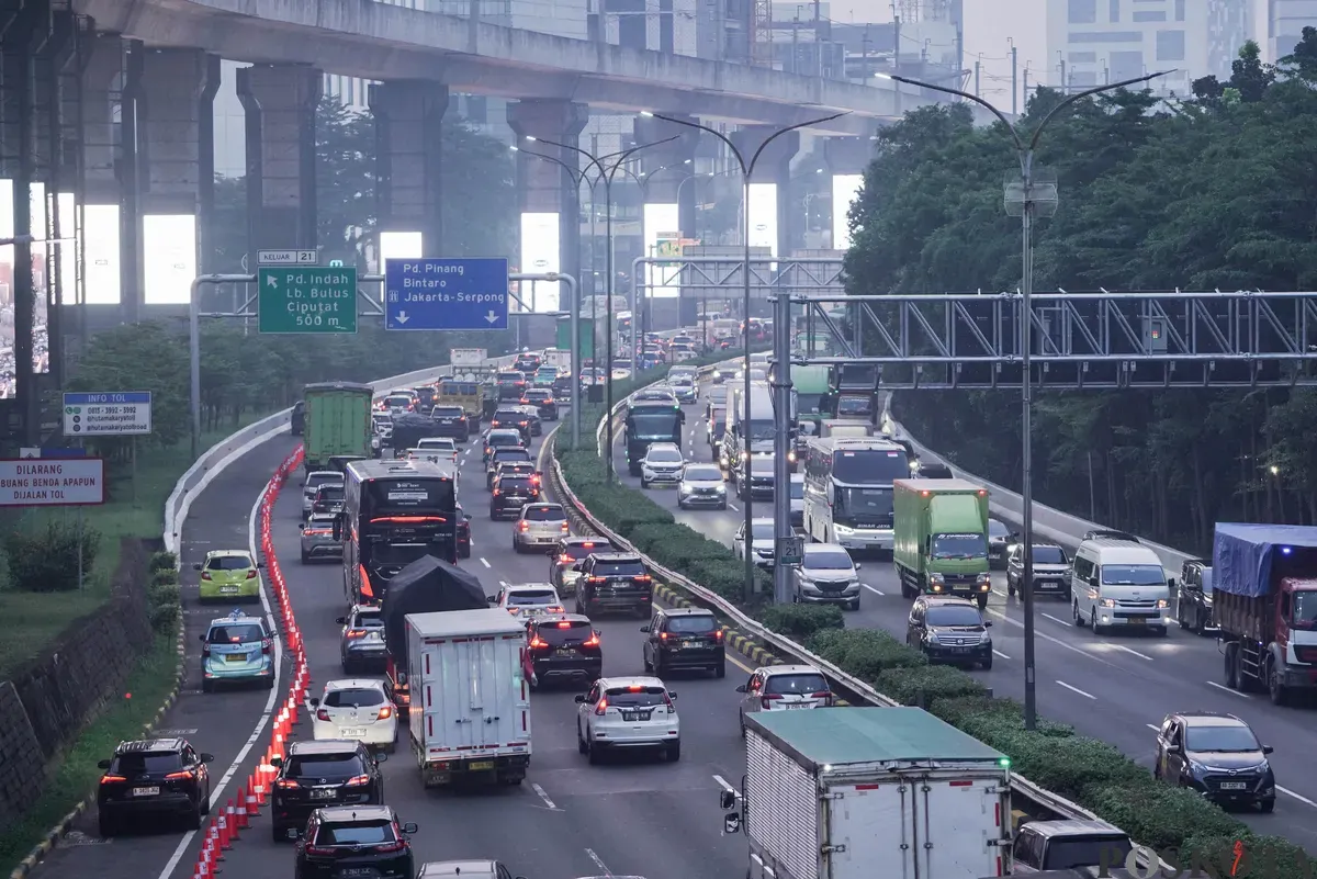 Pengendara mobil dan motor terjebak kemacetan di kawasan Jalan TB Simatupang, Jakarta, Selasa, 16 September 2025. (Sumber: Poskota/Bilal Nugraha Ginanjar)