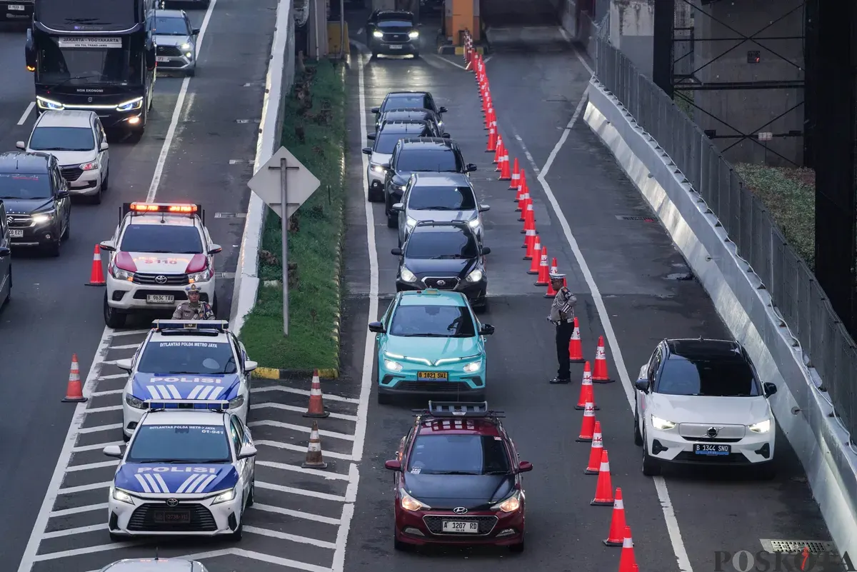 Pengendara mobil dan motor terjebak kemacetan di kawasan Jalan TB Simatupang, Jakarta, Selasa, 16 September 2025. (Sumber: Poskota/Bilal Nugraha Ginanjar)