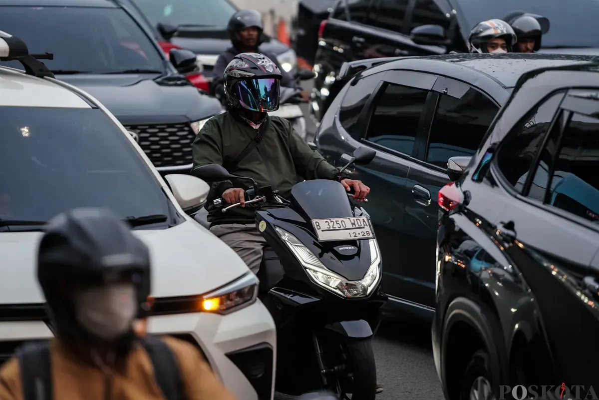 Pengendara mobil dan motor terjebak kemacetan di kawasan Jalan TB Simatupang, Jakarta, Selasa, 16 September 2025. (Sumber: Poskota/Bilal Nugraha Ginanjar)