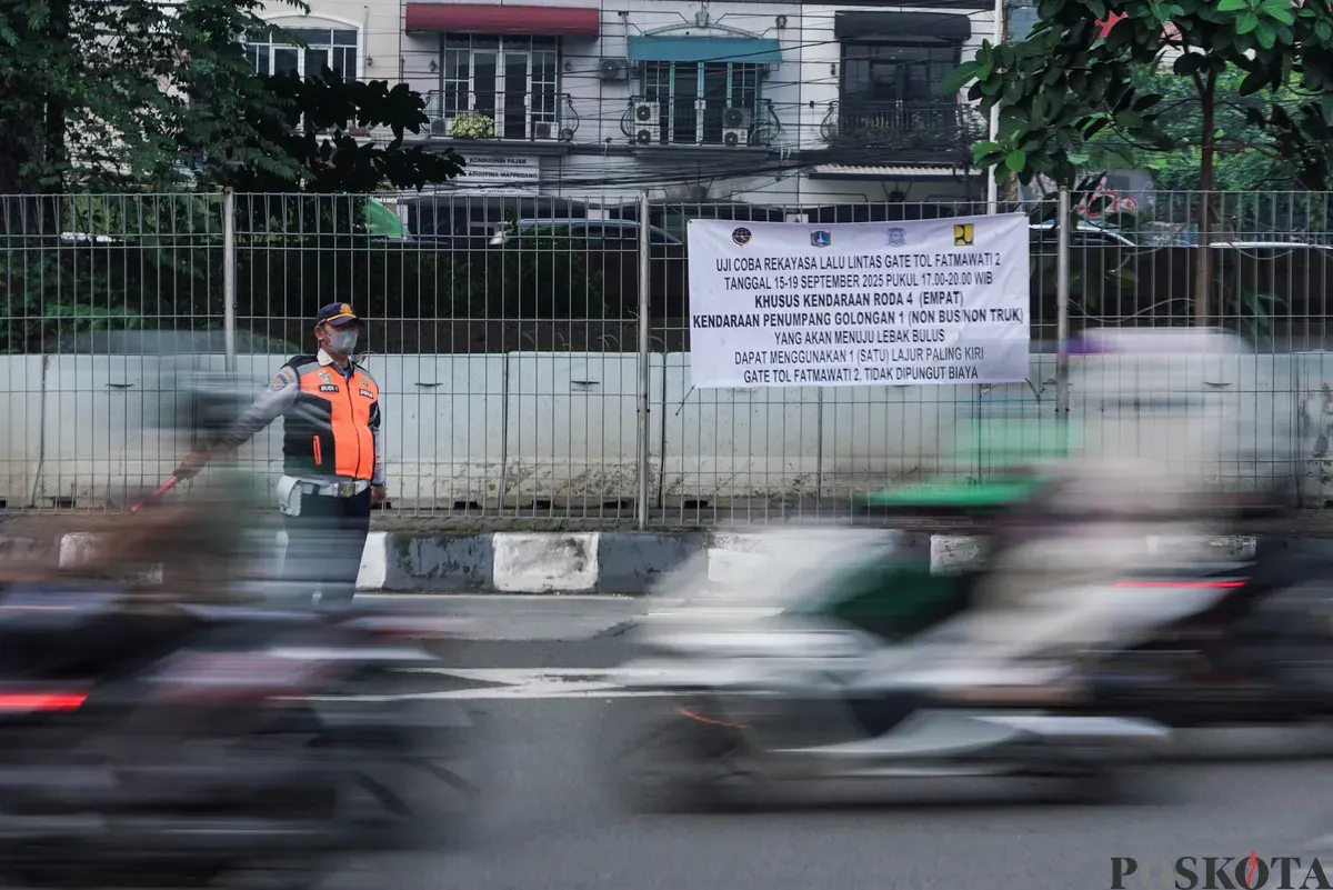 Pengendara mobil dan motor terjebak kemacetan di kawasan Jalan TB Simatupang, Jakarta, Selasa, 16 September 2025. (Sumber: Poskota/Bilal Nugraha Ginanjar)