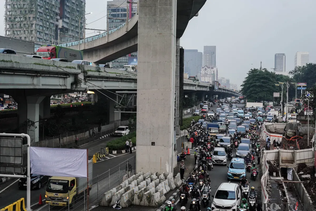 Pengendara mobil dan motor terjebak kemacetan di kawasan Jalan TB Simatupang, Jakarta, Selasa, 16 September 2025. (Sumber: Poskota/Bilal Nugraha Ginanjar)
