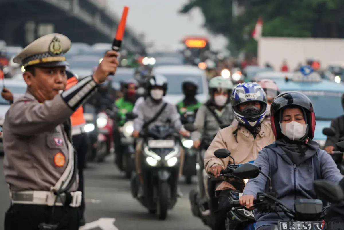 Pengendara mobil dan motor terjebak kemacetan di kawasan Jalan TB Simatupang, Jakarta, Selasa, 16 September 2025. (Sumber: Poskota/Bilal Nugraha Ginanjar)