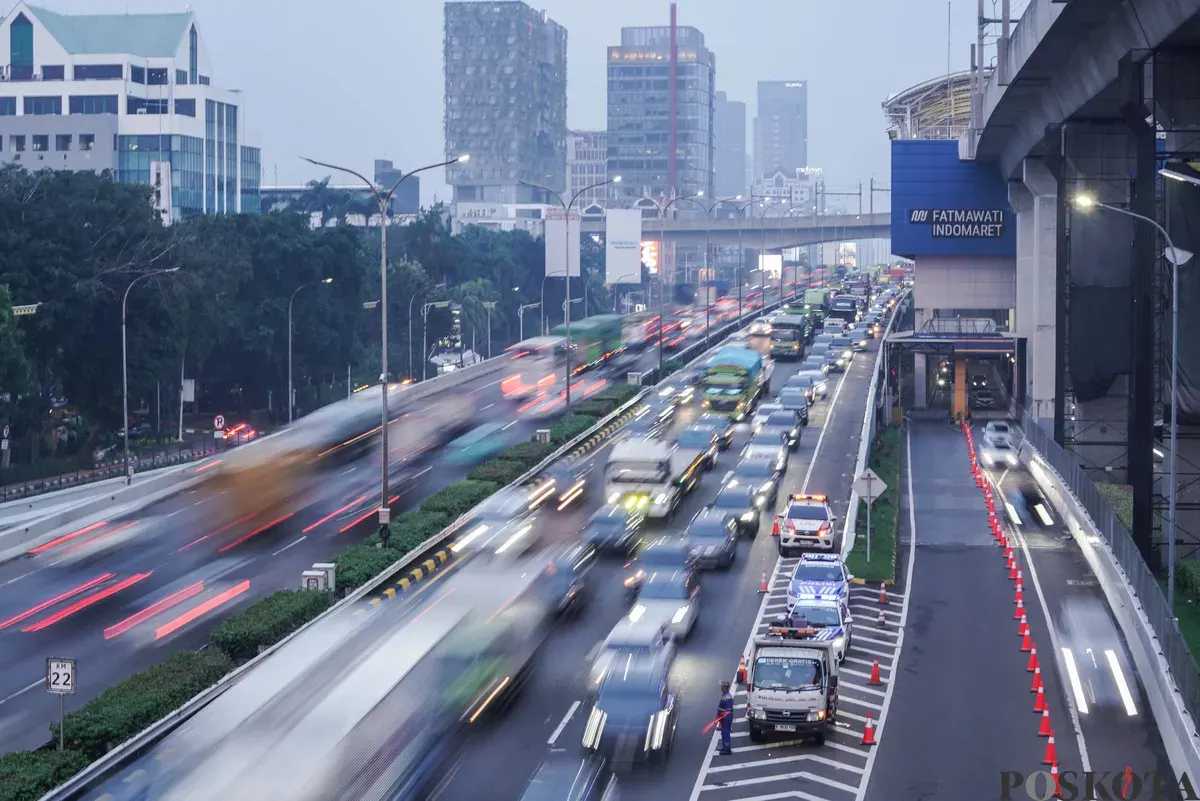 Pengendara mobil dan motor terjebak kemacetan di kawasan Jalan TB Simatupang, Jakarta, Selasa, 16 September 2025. (Sumber: Poskota/Bilal Nugraha Ginanjar)
