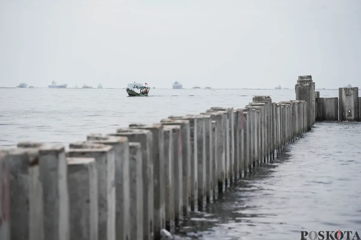Nelayan melaut di sekitar beton yang ada di pesisir laut Cilincing, Jakarta Utara, Kamis, 11 September 2025. (Sumber: Poskota/Bilal Nugraha Ginanjar)