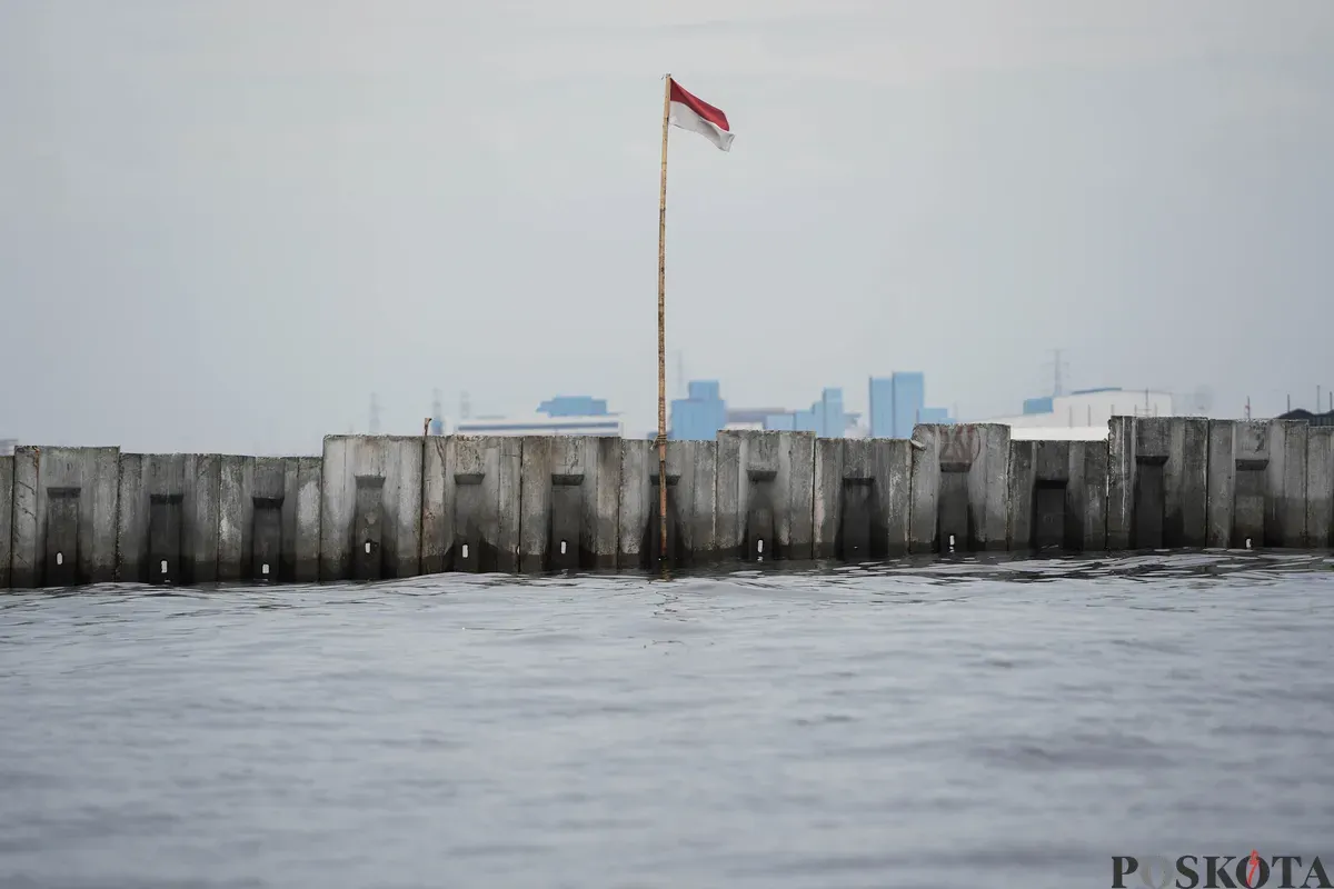 Nelayan melaut di sekitar beton yang ada di pesisir laut Cilincing, Jakarta Utara, Kamis, 11 September 2025. (Sumber: Poskota/Bilal Nugraha Ginanjar)