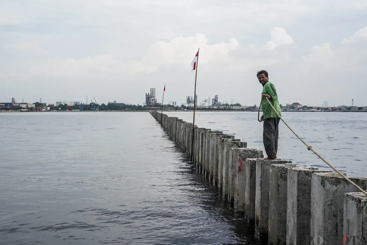 Nelayan melaut di sekitar beton yang ada di pesisir laut Cilincing, Jakarta Utara, Kamis, 11 September 2025. (Sumber: Poskota/Bilal Nugraha Ginanjar)