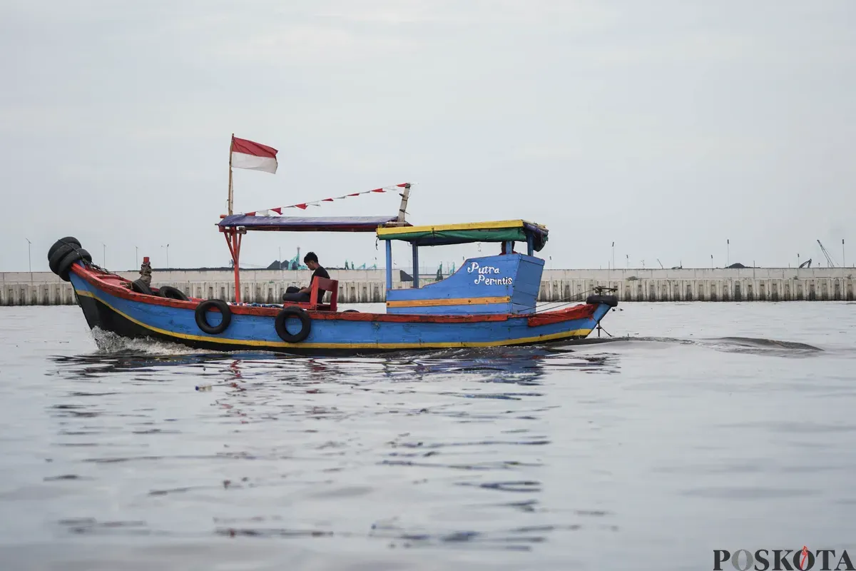 Nelayan melaut di sekitar beton yang ada di pesisir laut Cilincing, Jakarta Utara, Kamis, 11 September 2025. (Sumber: Poskota/Bilal Nugraha Ginanjar)