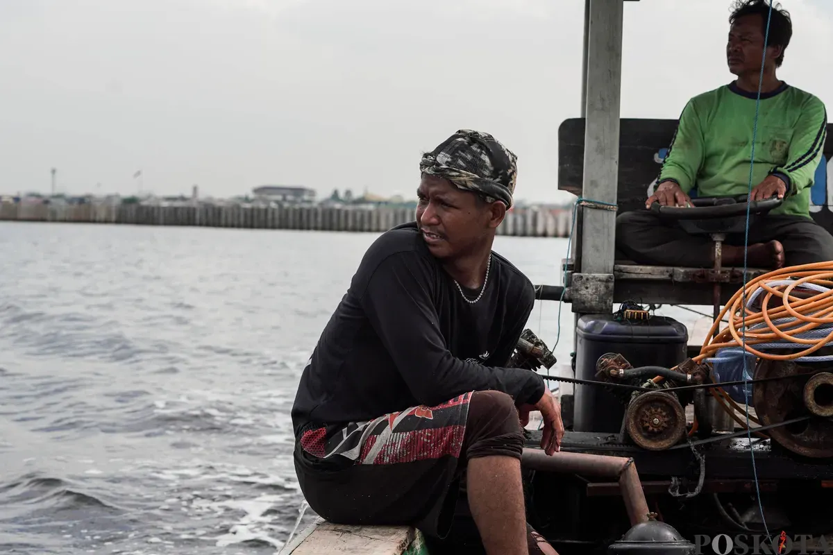 Nelayan melaut di sekitar beton yang ada di pesisir laut Cilincing, Jakarta Utara, Kamis, 11 September 2025. (Sumber: Poskota/Bilal Nugraha Ginanjar)