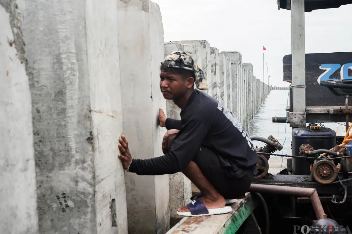 Nelayan melaut di sekitar beton yang ada di pesisir laut Cilincing, Jakarta Utara, Kamis, 11 September 2025. (Sumber: Poskota/Bilal Nugraha Ginanjar)