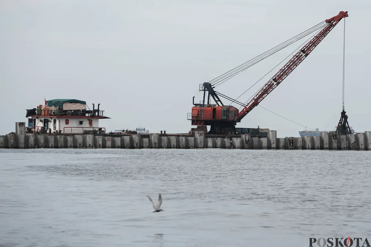 Nelayan melaut di sekitar beton yang ada di pesisir laut Cilincing, Jakarta Utara, Kamis, 11 September 2025. (Sumber: Poskota/Bilal Nugraha Ginanjar)