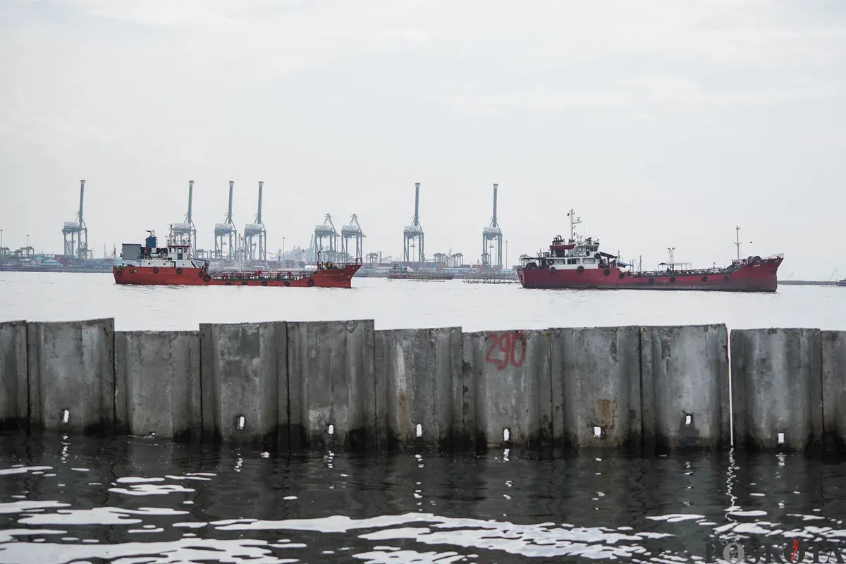 Nelayan melaut di sekitar beton yang ada di pesisir laut Cilincing, Jakarta Utara, Kamis, 11 September 2025. (Sumber: Poskota/Bilal Nugraha Ginanjar)