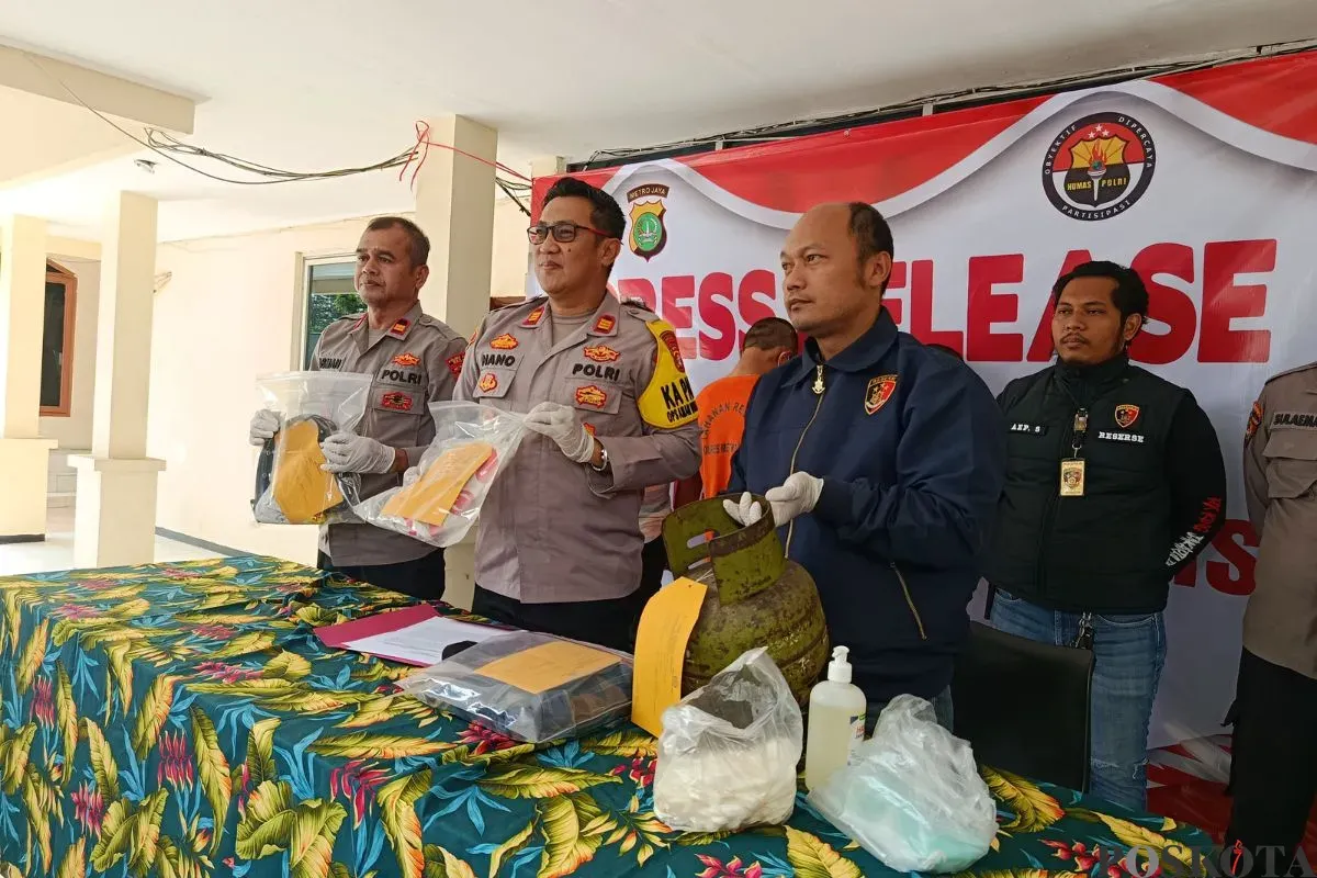Polsek Sukatani menggelar konferensi pers pengungkapan kasus curat di Yayasan Pendidikan Da’arul Rahmah, Sukatani, Kabupaten Bekasi, Rabu, 17 September 2025. (Sumber: Poskota/Nurpini Aulia Rapika)