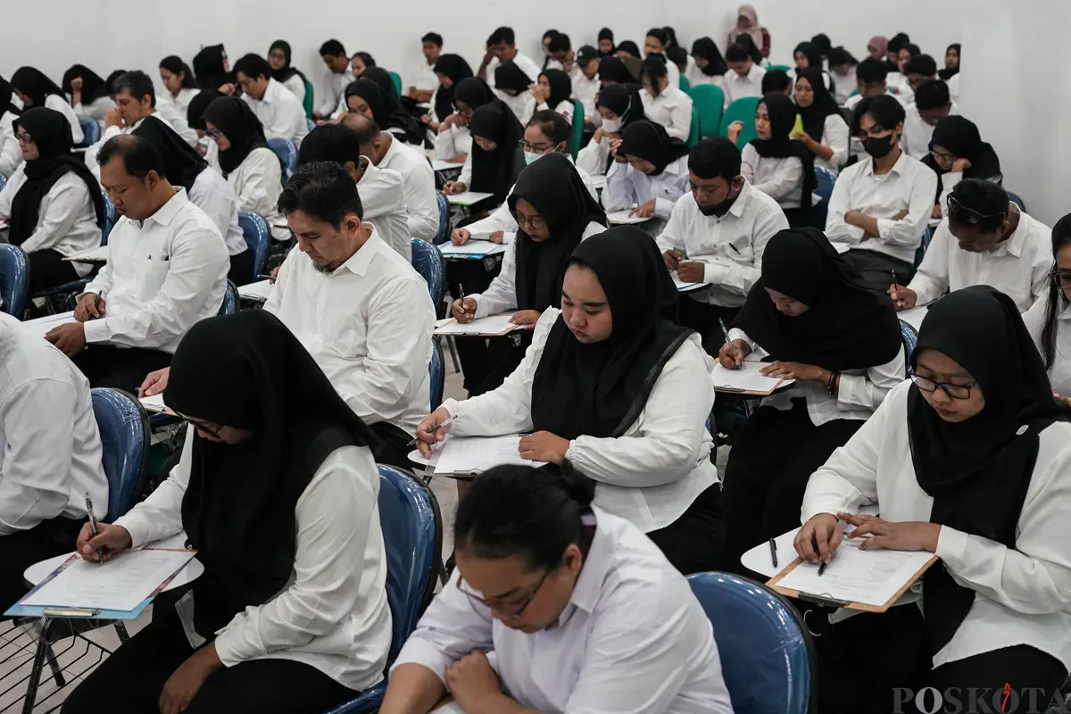 Peserta mengikuti tes uji tulis perekrutan Pasukan Putih di GOR Johar Baru, Jakarta, Kamis, 11 September 2025. (Sumber: Poskota/Bilal Nugraha Ginanjar)