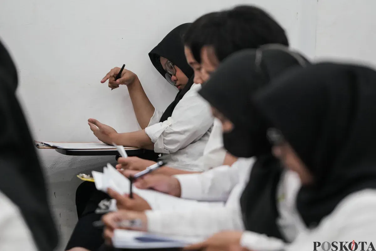 Peserta mengikuti tes uji tulis perekrutan Pasukan Putih di GOR Johar Baru, Jakarta, Kamis, 11 September 2025. (Sumber: Poskota/Bilal Nugraha Ginanjar)