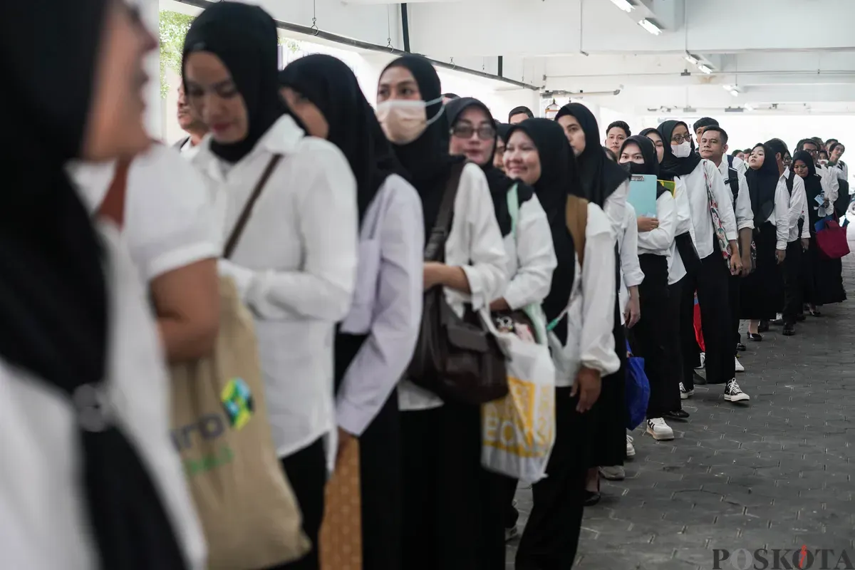 Peserta mengikuti tes uji tulis perekrutan Pasukan Putih di GOR Johar Baru, Jakarta, Kamis, 11 September 2025. (Sumber: Poskota/Bilal Nugraha Ginanjar)