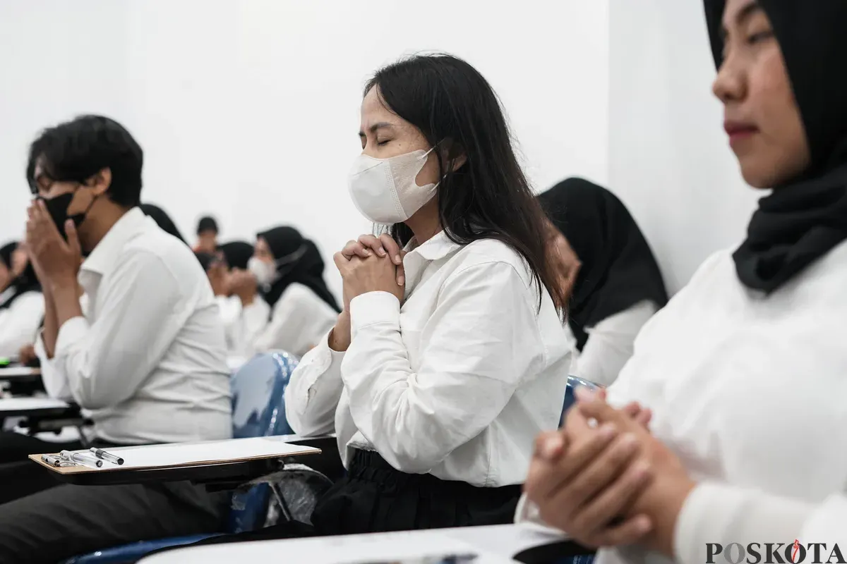 Peserta mengikuti tes uji tulis perekrutan Pasukan Putih di GOR Johar Baru, Jakarta, Kamis, 11 September 2025. (Sumber: Poskota/Bilal Nugraha Ginanjar)