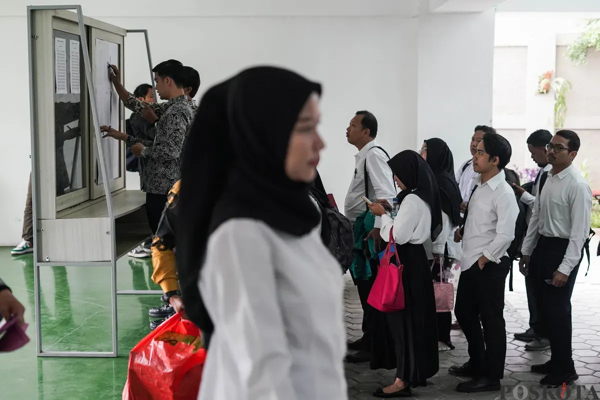 Peserta mengikuti tes uji tulis perekrutan Pasukan Putih di GOR Johar Baru, Jakarta, Kamis, 11 September 2025. (Sumber: Poskota/Bilal Nugraha Ginanjar)