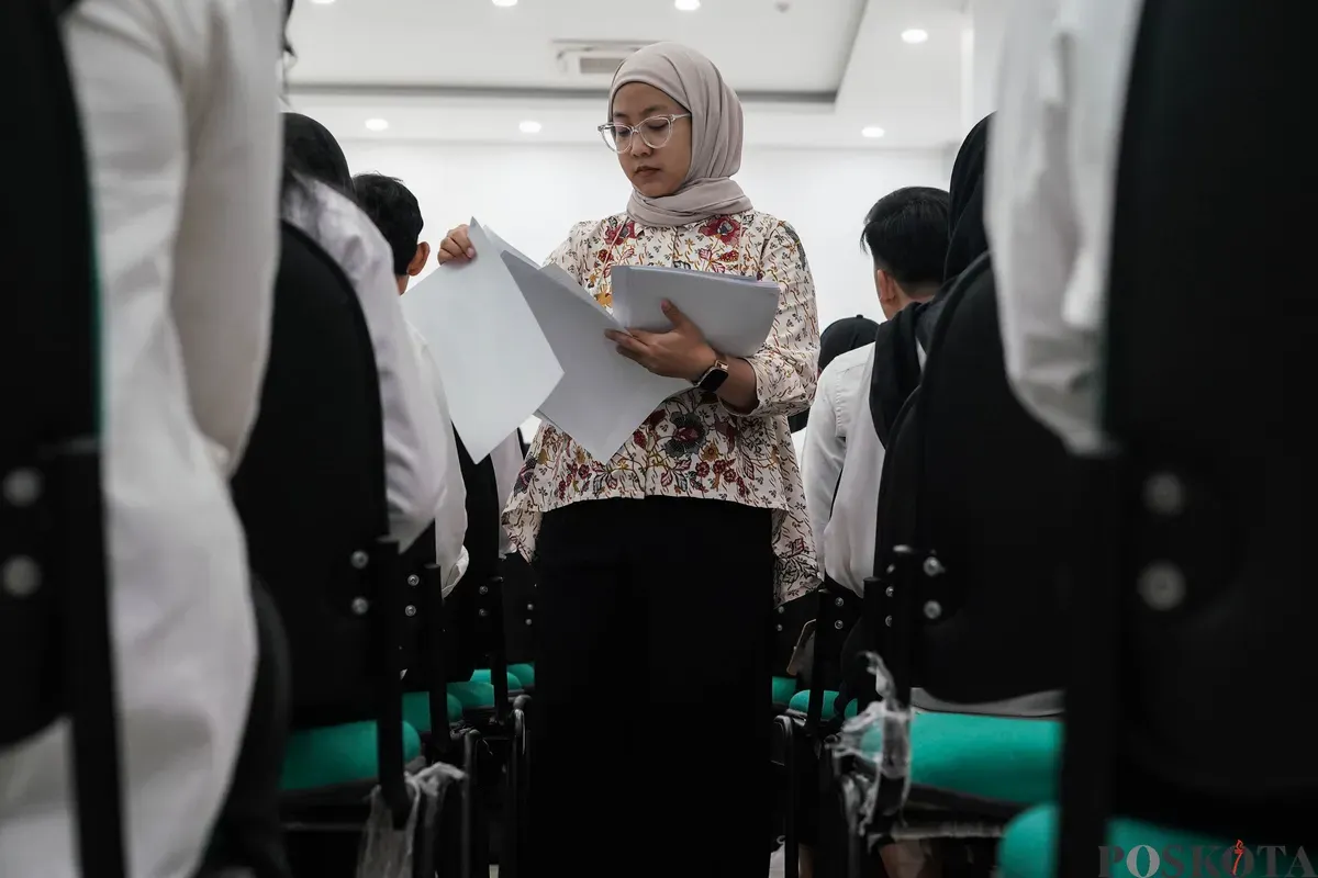 Peserta mengikuti tes uji tulis perekrutan Pasukan Putih di GOR Johar Baru, Jakarta, Kamis, 11 September 2025. (Sumber: Poskota/Bilal Nugraha Ginanjar)