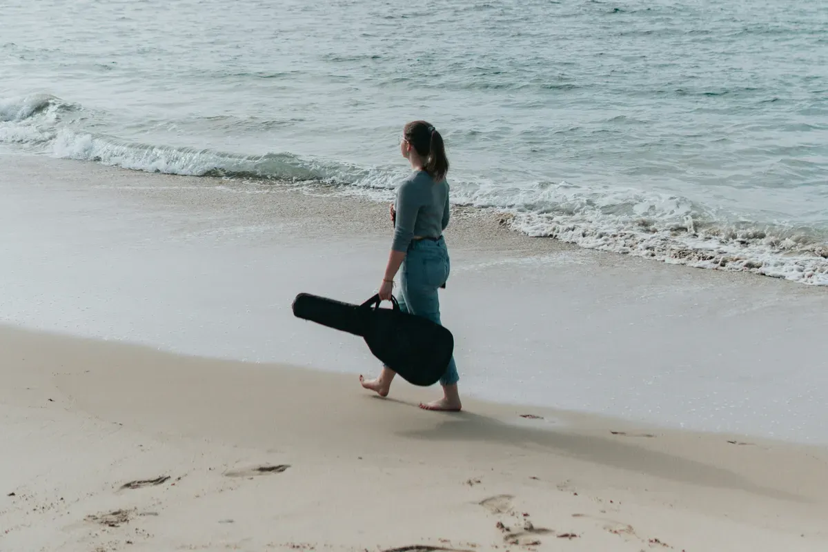Ilustrasi-3 Prompt Gemini AI untuk Edit Foto di Pantai Tanpa Ubah Wajah Asli (Sumber: Unsplash/Dex Ezekiel)