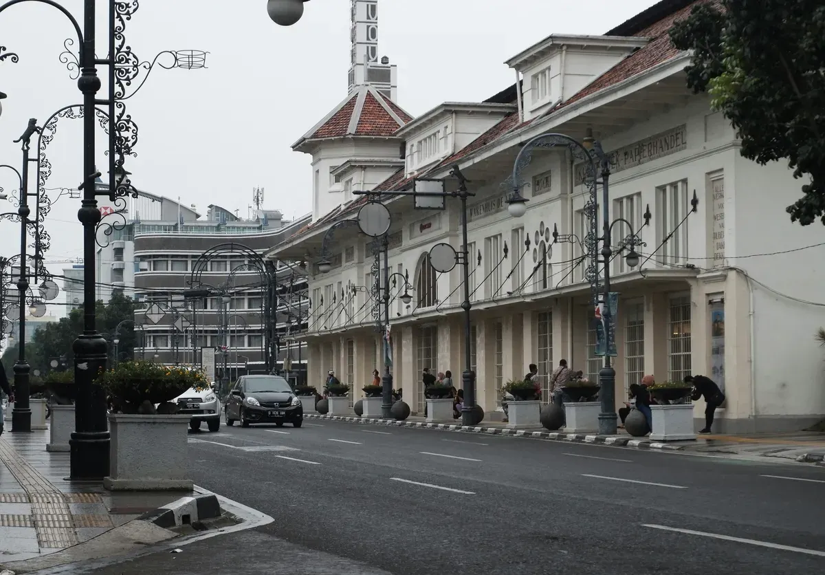 Eksplor Bandung dengan Pergi ke 5 Tempat Bersejarah Ini (Sumber: Unsplash/Neermana Studio)